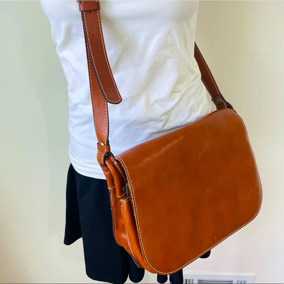 Patricia Nash Handbags - Patricia Nash handbag LEATHER Crossbody fold over top compartments pockets strap